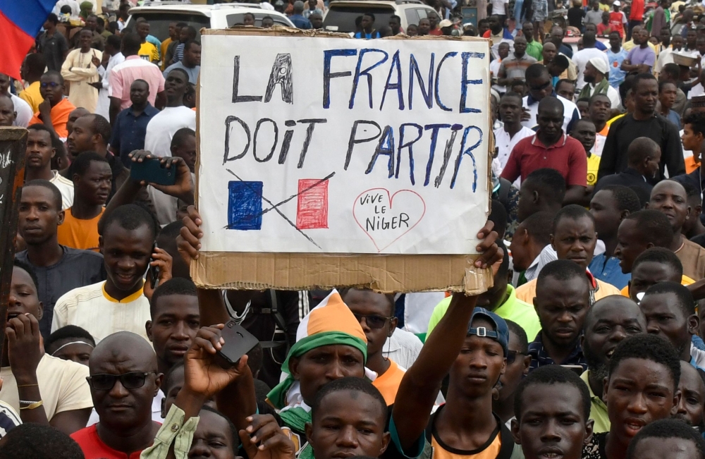 Protesters hold an anti-France placard during a demonstration on independence day in Niamey on August 3, 2023. Niger's junta on August 3 said it was scrapping military pacts made between Niamey and France, following last week's coup. (Photo by AFP) / ALTERNATE CROP
