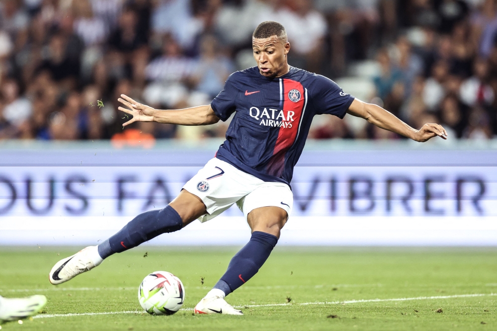 PSG's French forward #07 Kylian Mbappe shoots the ball during the French L1 football match between Toulouse FC and Paris Saint-Germain (PSG) at The TFC Stadium in Toulouse, southwestern France, on August 19, 2023. (Photo by Charly Triballeau / AFP)