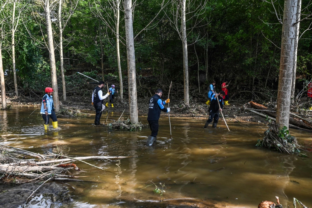 Turkish soldiers and rescue teams search the area for a missing person after homes were destroyed during rain storms in the Igneada district of Kirklarel, on September 7, 2023. (Photo by Ozan Kose / AFP)