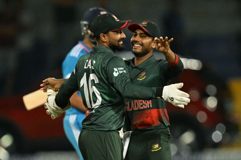 Bangladesh's wicketkeeper Litton Das and Mahedi Hasan celebrate their win over Indian during the Asia Cup 2023 Super Four one-day international (ODI) cricket match between India and Bangladesh at the R. Premadasa Stadium, in Colombo on September 15, 2023. (Photo by Farooq Naeem / AFP)