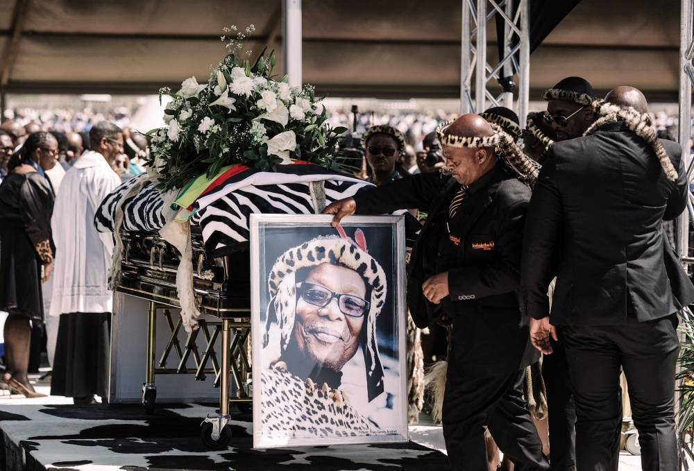 A member of the Buthelezi clan carries a photograph next to the coffin of the Zulu prince Mangosuthu Buthelezi, traditional prime minister of the Zulu Monarch and Nation and founder of the Inkatha Freedom Party (IFP), in Ulundi, South Africa on September 16, 2023. (Photo by RAJESH JANTILAL / AFP)
