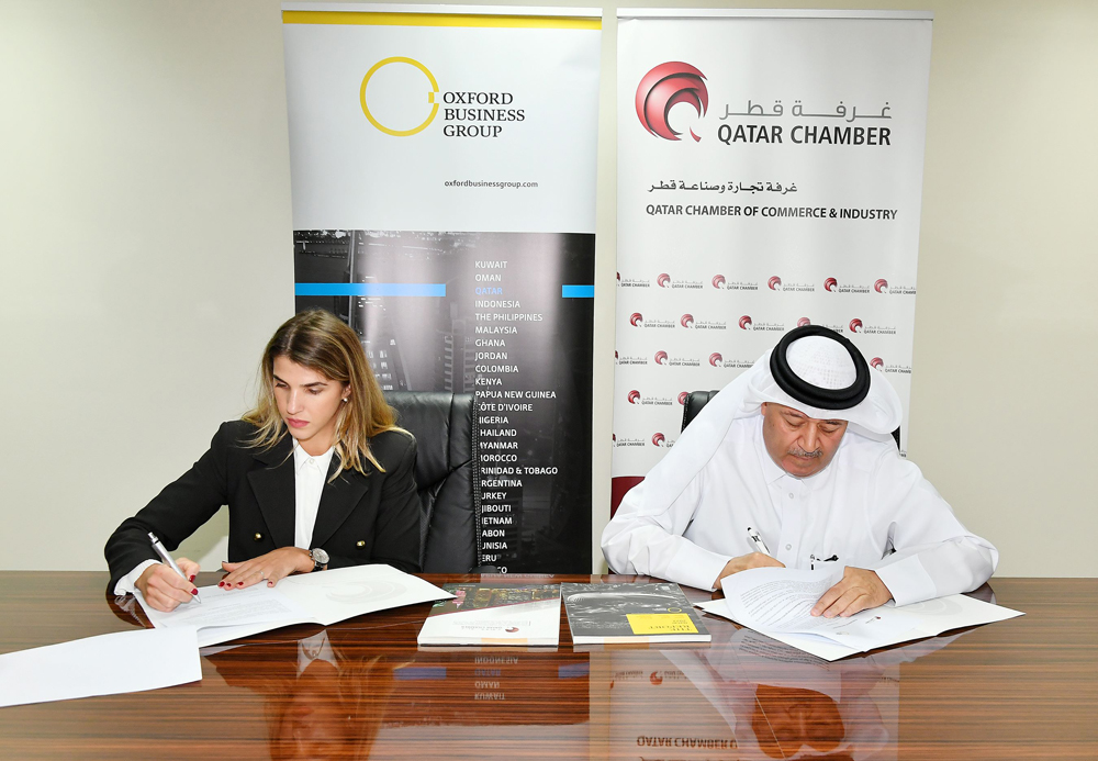 Director of Administrative and Finance Affairs at QC, Hussain Yousef Al Abdulghani and OBG’s Country Director, Fernanda Braz signing the MoU at the 
chamber’s headquarters.