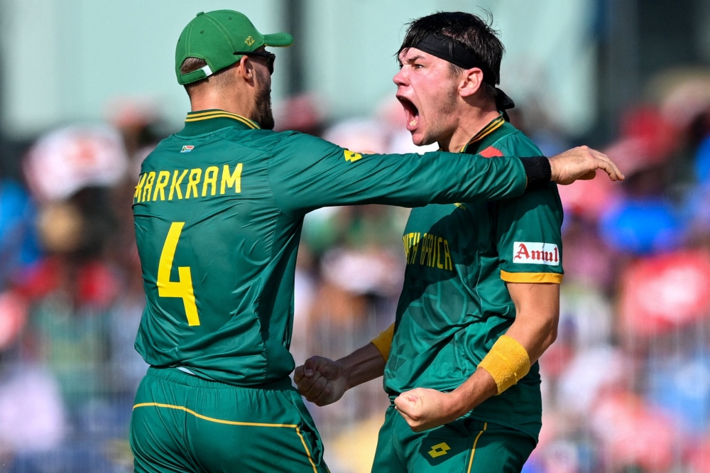 South Africa's Gerald Coetzee (right) celebrates with Aiden Markram after taking the wicket of Pakistan's Mohammad Rizwan during the 2023 ICC Men's Cricket World Cup one-day international (ODI) match between Pakistan and South Africa at the MA Chidambaram Stadium in Chennai on October 27, 2023. (Photo by R.Satish Babu / AFP) 