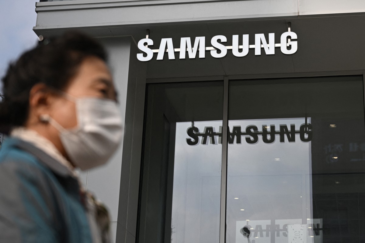 A woman walks past the Samsung logo in front of a Samsung Electronics store in Seoul on October 31, 2023. Photo by Jung Yeon-je / AFP