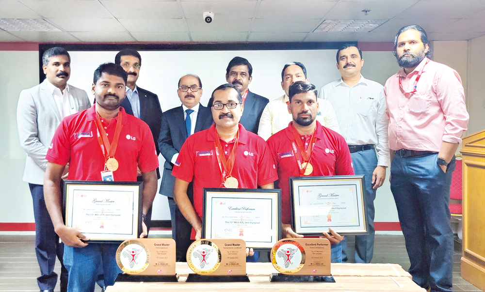 Technicians of Jumbo Electronics with the prestigious level 5 ranking award.