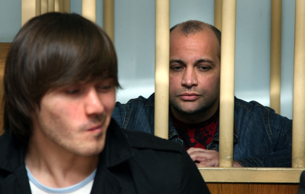 (FILES) Suspected Ibragim Makhmudov (L) and Sergei Khadzhikurbanov, former special police unit officer, wait for the beginning of the Moscow Military Court session in Moscow on August 7, 2009. (Photo by ANDREI SMIRNOV / AFP)
