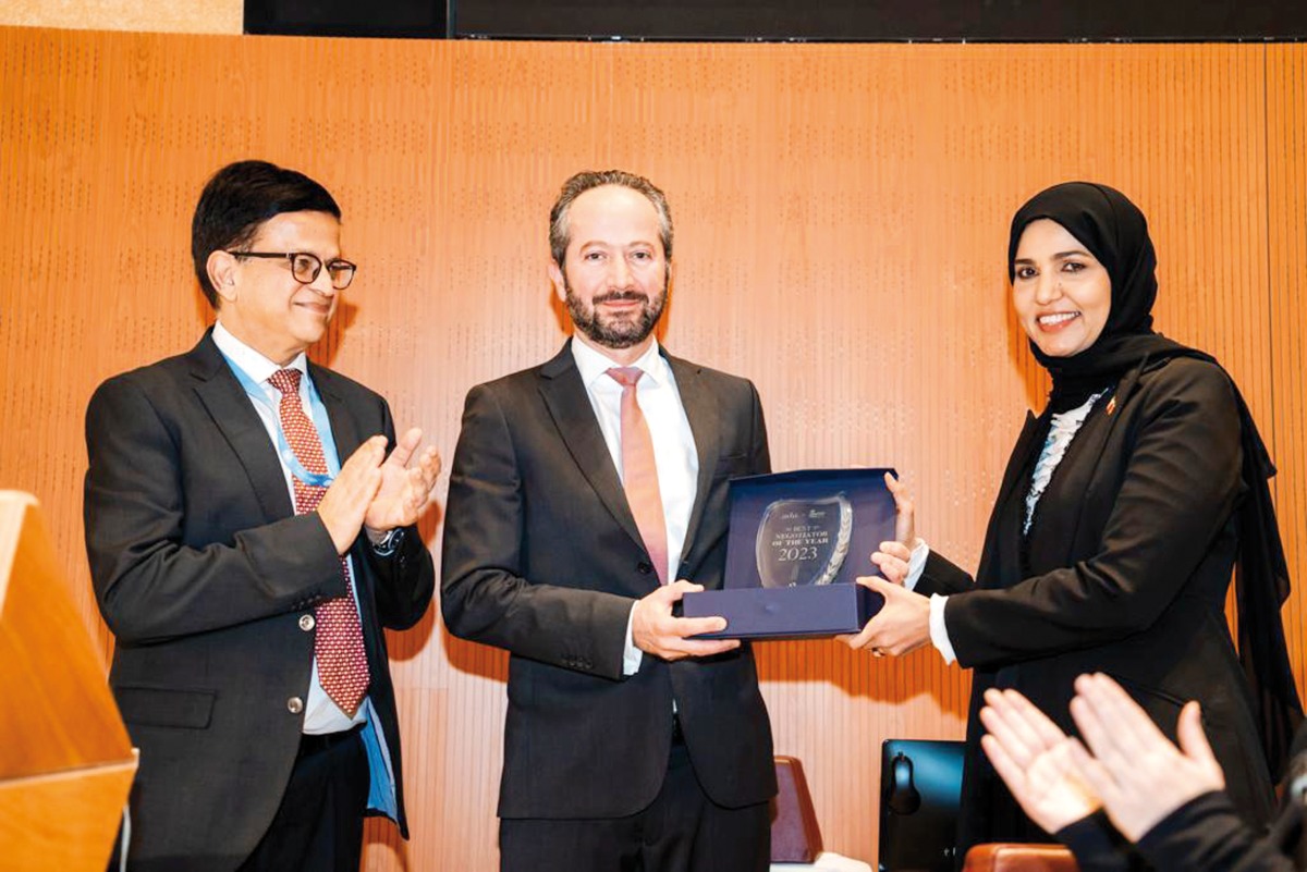 Permanent Representative of Qatar to UN in Geneva H E Dr. Hind bint Abdulrahman Al Muftah (right) handing over 'Best Negotiator of the Year' award to Farid Chrabieh, from the International Committee of the Red Cross. 
