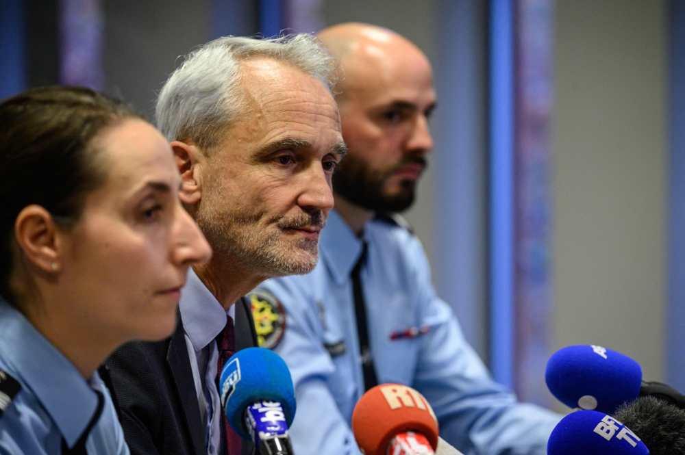:Public prosecutor Antoine Leroy (C) holds a press conference about missing British teen Alex Batty, at the Palais de Justice in Toulouse, southwestern France, on December 15, 2023. (Photo by Ed JONES / AFP)
