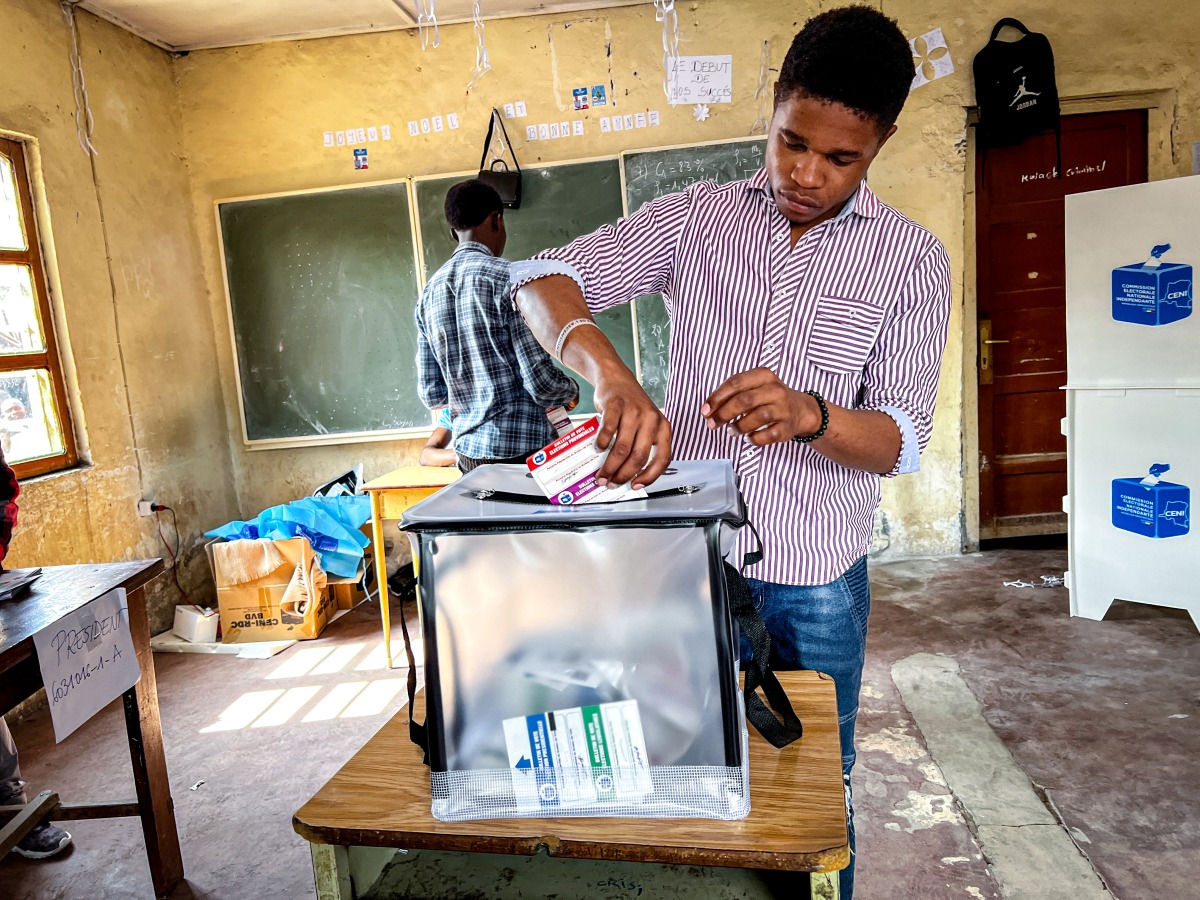 A voter casts his vote at a polling station in Goma, Democratic Republic of the Congo (DRC), Dec. 20, 2023. (Str/Xinhua)