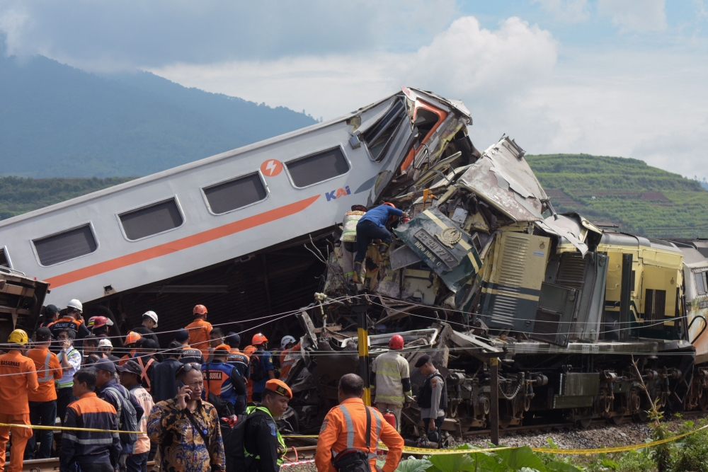 Search and rescue teams work at the scene of a train accident in Cicalengka, West Java province on January 5, 2024. Photo by TIMUR MATAHARI / AFP