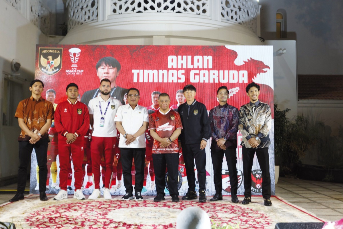 Indonesian Ambassador to Qatar H E Ridwan Hassan (fourth right) together with the Garuda team players.