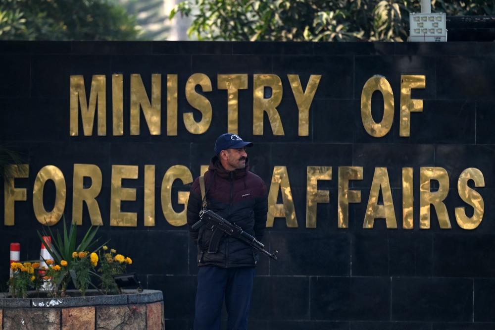 A Pakistani police officer stands guard outside Pakistan's Foreign Ministry building in Islamabad on January 18, 2024. (Photo by Aamir Qureshi / AFP)