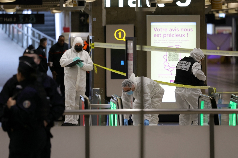 French forensic and judicial police collect evidences after a knife attack at Paris's Gare de Lyon railway station, a major travel hub on February 3, 2024. (Photo by Thomas Samson / AFP)