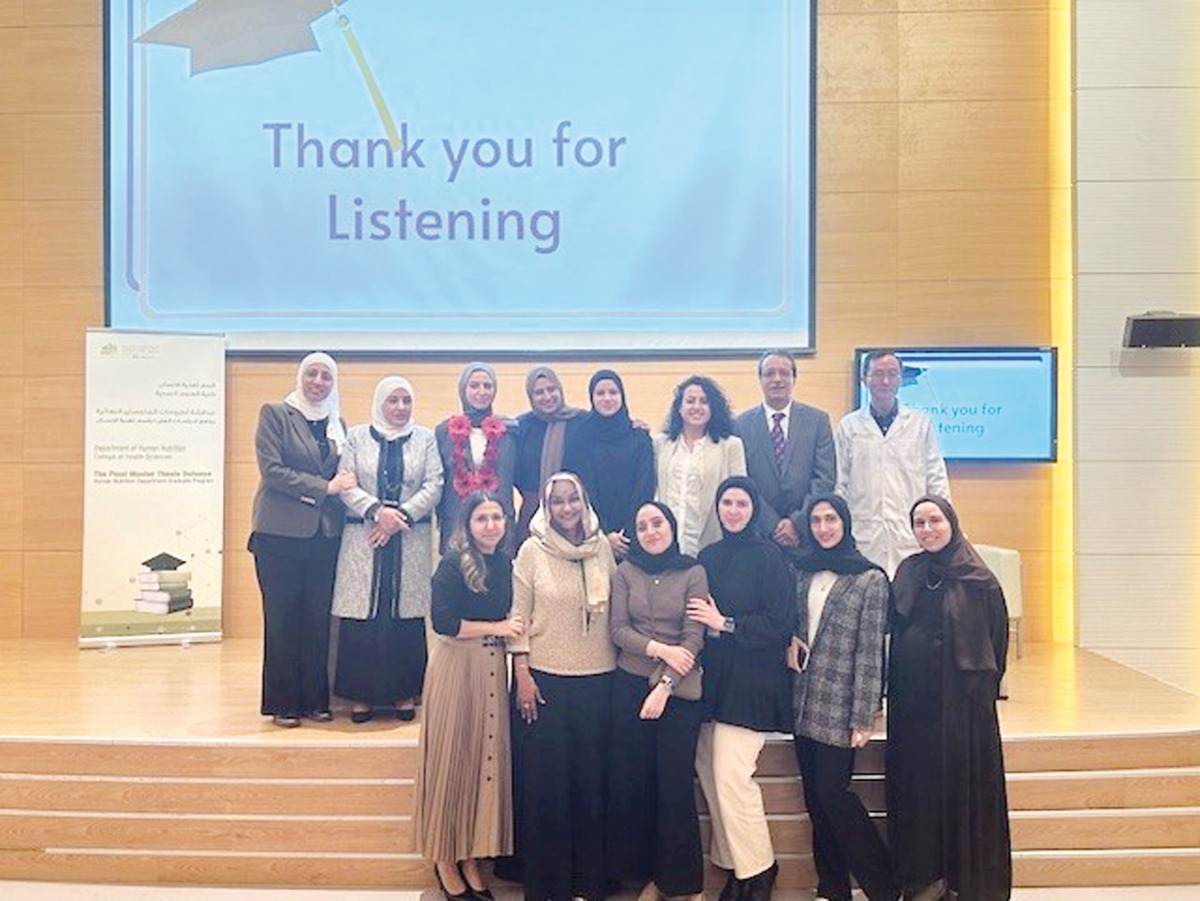 A group photo of the QU students, professors and officials.