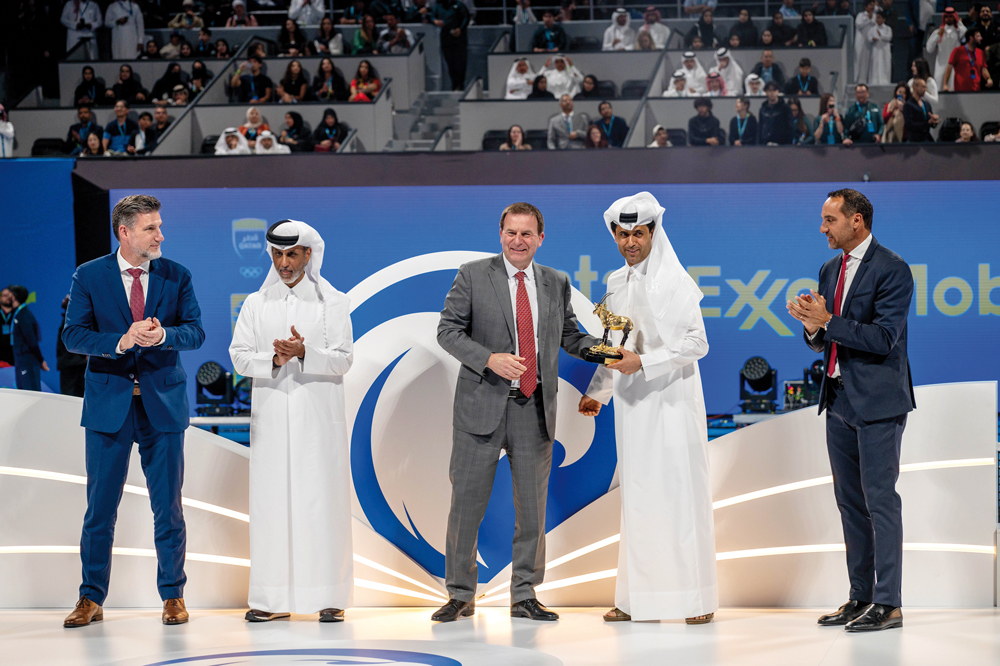 Senior Vice President of ExxonMobil Corporation Neil Chapman presents a souvenir to QTF President Nasser bin Ghanim Al Khelaifi during the final presentation ceremony. 
