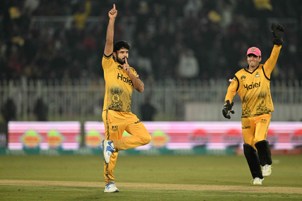 Peshawar Zalmi's Aamer Jamal (L) celebrates after taking the wicket of Multan Sultans' Tayyab Tahir during the Pakistan Super League (PSL) Twenty20 cricket match between Multan Sultans and Peshawar Zalmi at the Rawalpindi Cricket Stadium in Rawalpindi on March 5, 2024. (Photo by Aamir QURESHI / AFP)