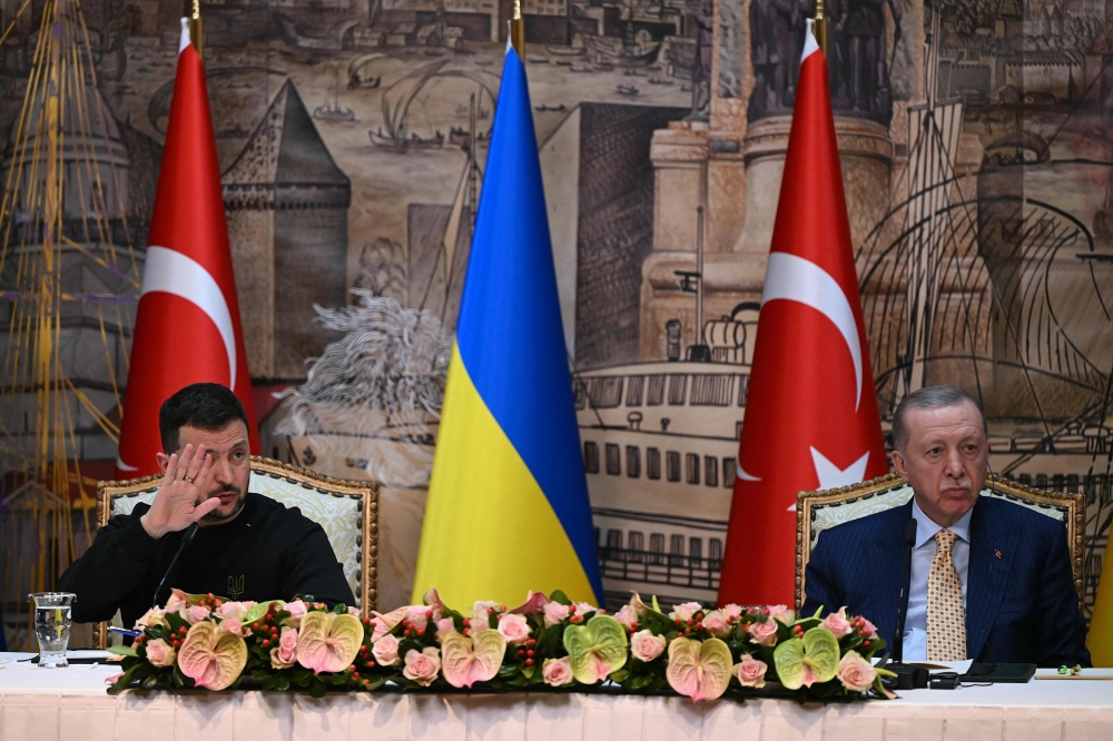Turkish President Recep Tayyip Erdogan (R) and Ukrainian President Volodymyr Zelensky attend a joint press conference at the Dolmabahce Presidental office in Istanbul on March 8, 2024. (Photo by OZAN KOSE / AFP)
