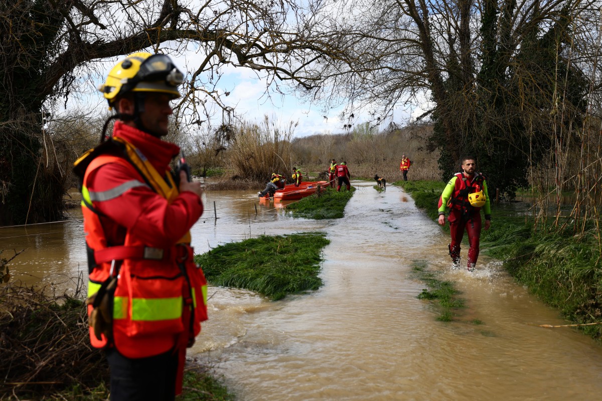 Rescuers take part in searching operations of seven missing persons on the Gardon river in Russan, on March 10, 2024 following heavy rain over south-eastern France. (Photo by CLEMENT MAHOUDEAU / AFP)
