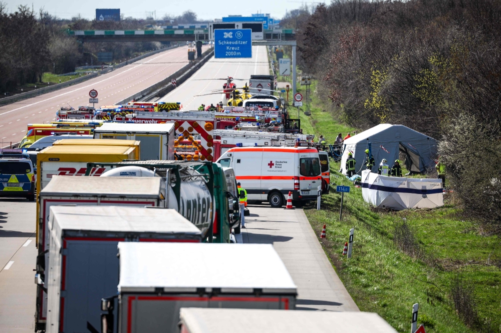 Emergency vehicles and rescue helicopters stand on the A9 highway at the scene of an accident where several persons were killed on March 27, 2024 in Schkeuditz, near Leipzig, eastern Germany. (Photo by Jan Woitas / dpa / AFP) / Germany OUT