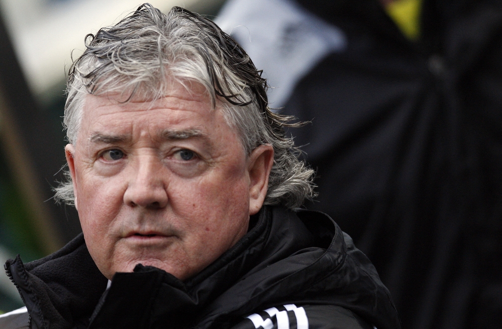 (FILES) Newcastle United manager Joe Kinnear watches his team prepare to take on Tottenham Hotspur during their English Premier League football match at St James Park in Newcastle, north east England on December 21, 2008. (Photo by Paul ELLIS / AFP)
