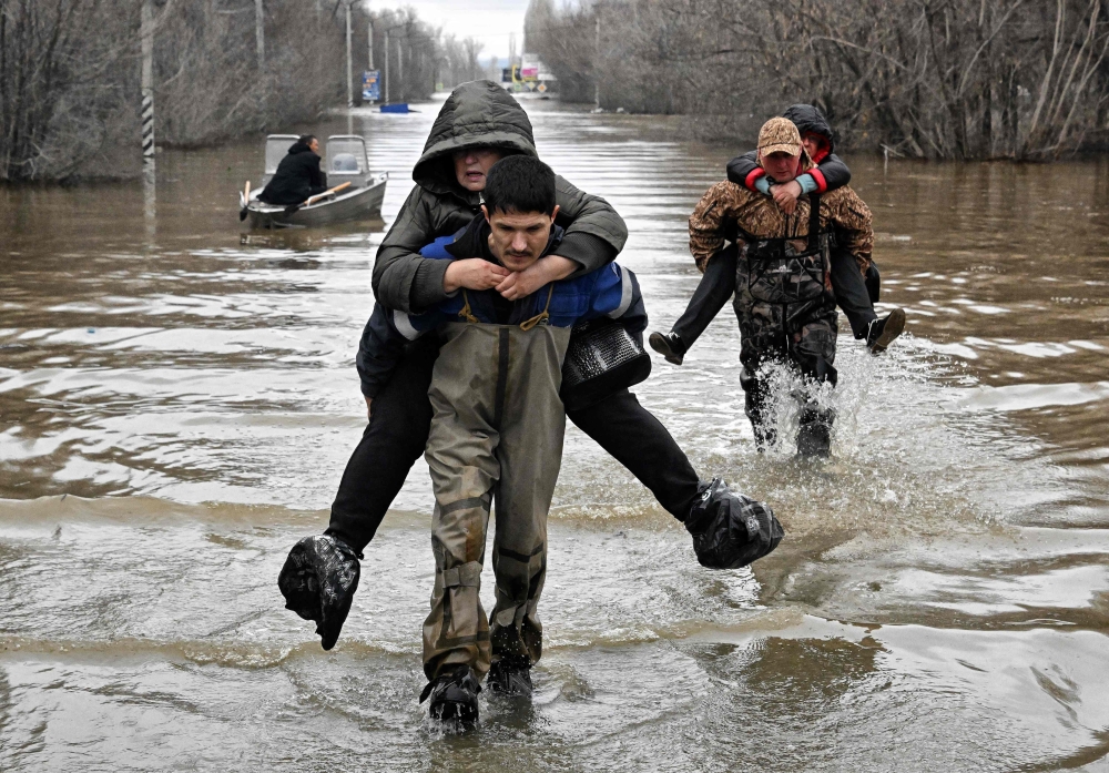 Taken on April 8, 2024 shows rescuers evacuating residents from the flooded part of the city of Orsk, Russia's Orenburg region, southeast of the southern tip of the Ural Mountains. Photo by Anatoliy ZHDANOV / Kommersant Photo / AFP.