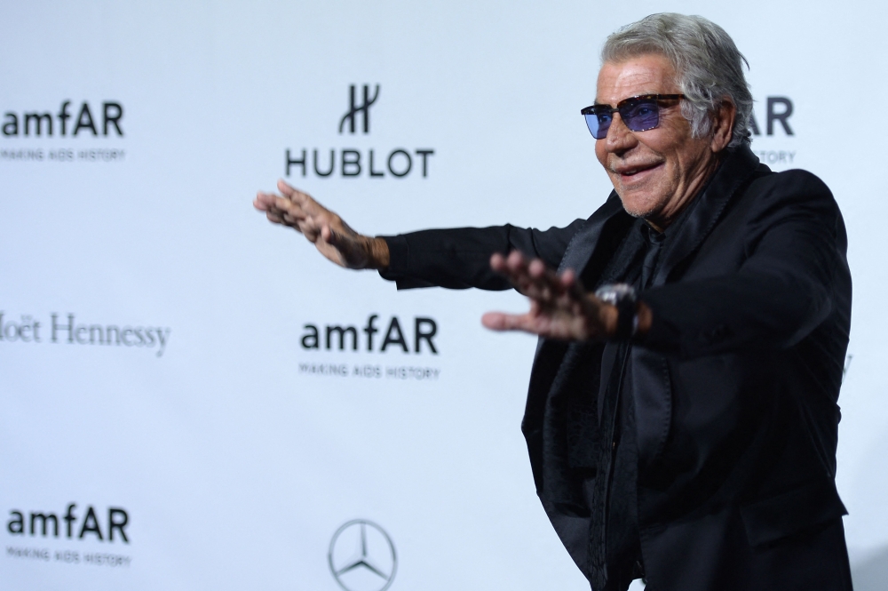 (FILES) Italian designer Roberto Cavalli arrives to attend the amfAR Milano 2013 at La Permanente during Milan Fashion Week on September 21, 2013. (Photo by Filippo MONTEFORTE / AFP)
