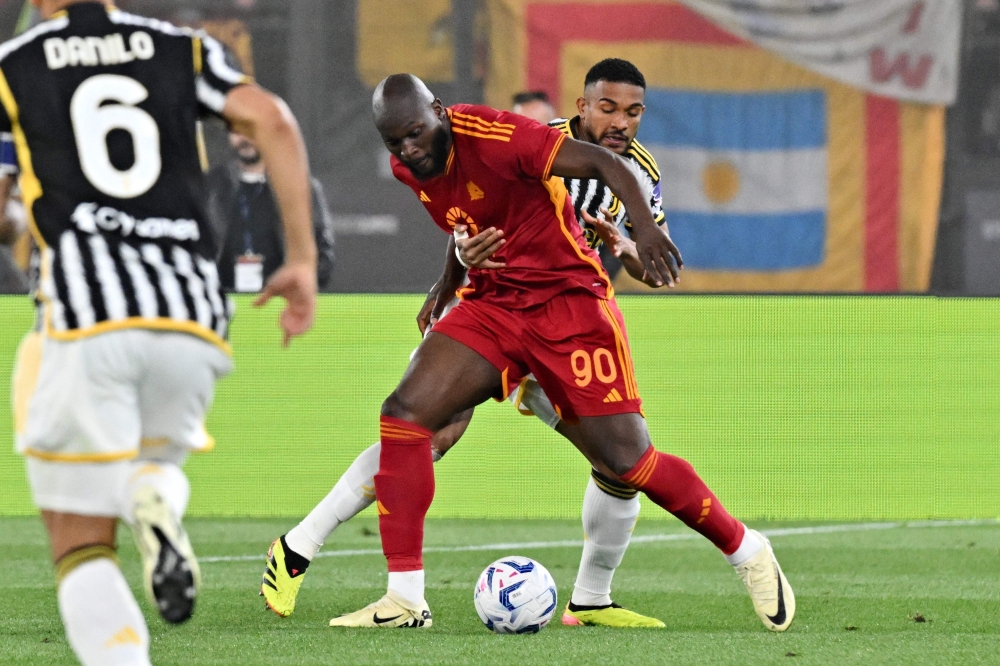 Roma's Belgian forward #90 Romelu Lukaku (C) fights for the ball with Juventus' Brazilian defender #03 Bremer during the Italian Serie A football match between Roma and Juventus at the Olympic stadium, in Rome on May 5, 2024. (Photo by Andreas SOLARO / AFP)
