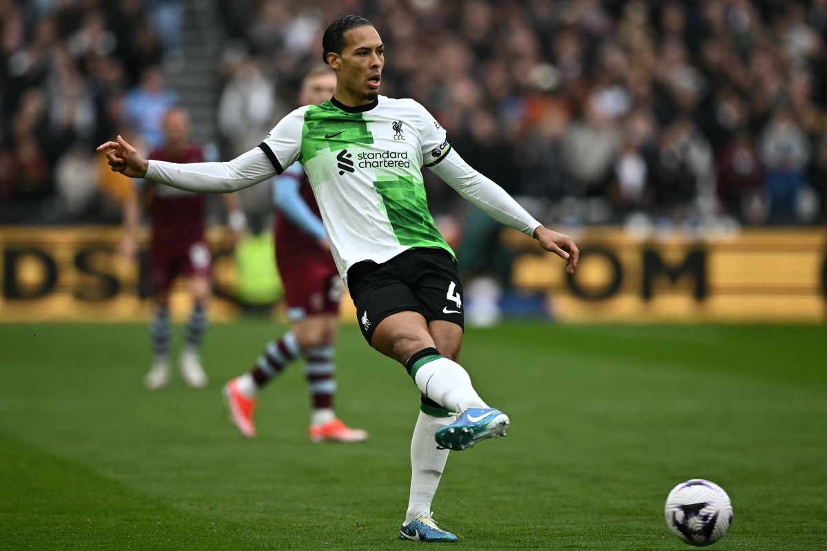 Liverpool's Dutch defender #04 Virgil van Dijk plays a pass during the English Premier League football match between West Ham United and Liverpool at the London Stadium, in London on April 27, 2024. (Photo by Ben Stansall / AFP)
