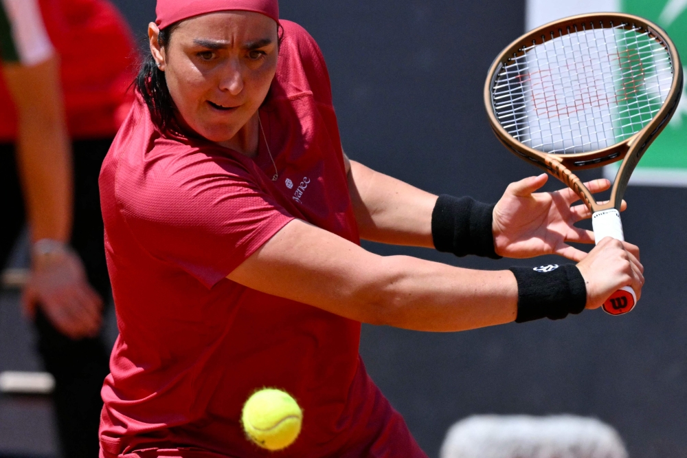 Tunisia's Ons Jabeur returns the ball to USA's Sofia Kenin during the Women's WTA Rome Open tennis tournament at Foro Italico in Rome on May 10, 2024. (Photo by Andreas SOLARO / AFP)
