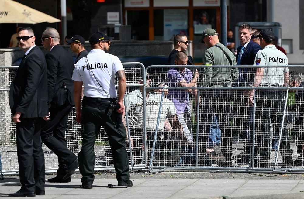 Picture taken on May 15, 2024 shows security personnel apprehending a suspected gunman (C/GROUND) after Slovakia's Prime Minister was shot in Handlova, Slovakia on May 15, 2024. Photo by AFP