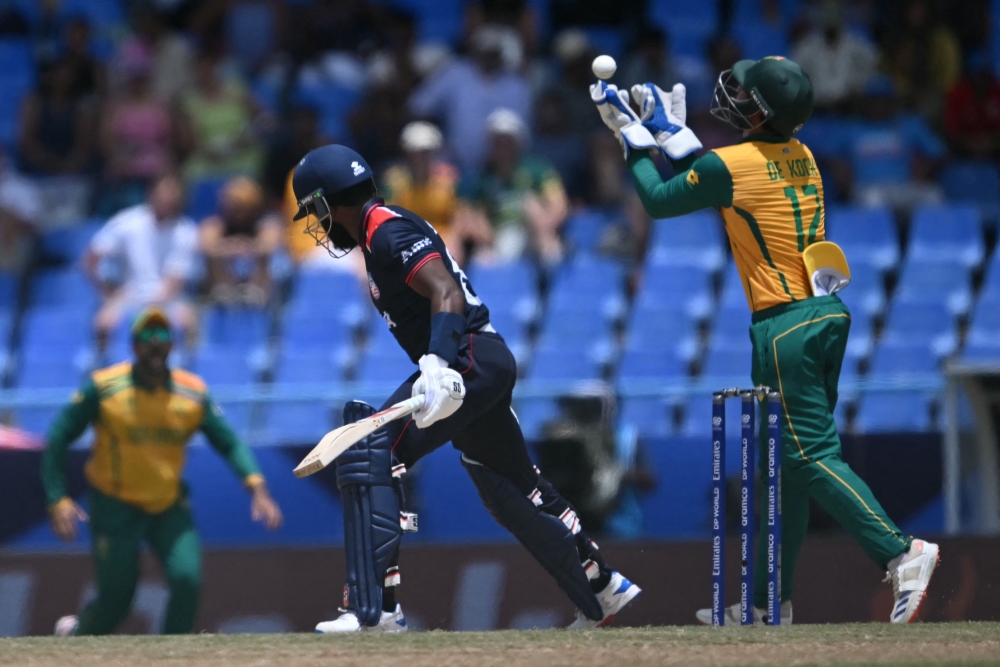 South Africa's Quinton de Kock (R) celebrates catching out USA's Aaron Jones during the ICC men's Twenty20 World Cup 2024 Super Eight cricket match between the United States and South Africa at Sir Vivian Richards Stadium in North Sound, Antigua and Barbuda on June 19, 2024. (Photo by ANDREW CABALLERO-REYNOLDS / AFP)
