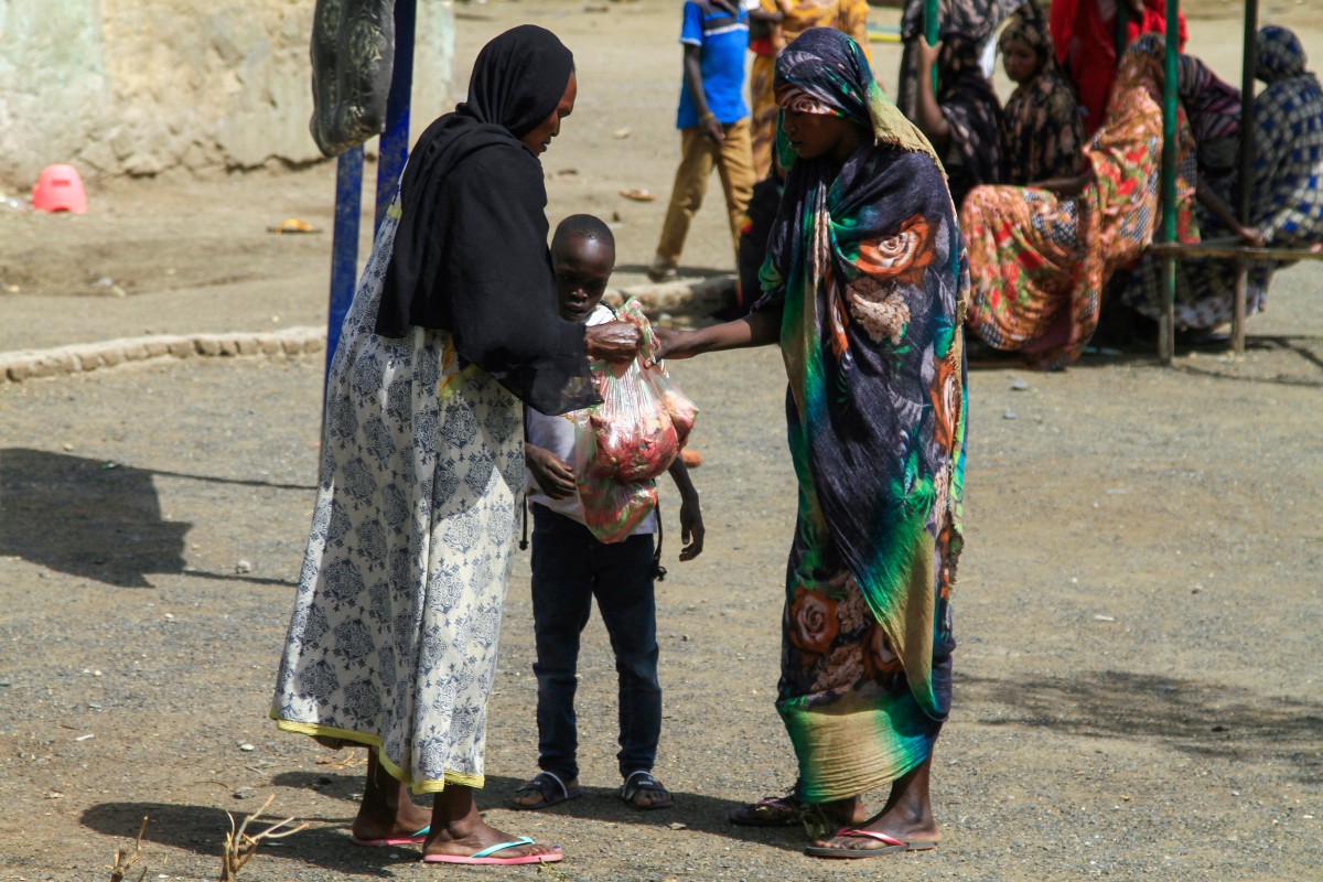 People carry parcels of meat from freshly-slaughtered sacrificial animals in the eastern city of Gedaref, distributed to internally displaced Sudanese on the second day of the Muslim holiday of Eid al-Adha or the Feast of Sacrifice on June 17, 2024, amid the ongoing conflict between the Sudanese army and the paramilitary Rapid Support Forces (RSF). Photo by AFP.