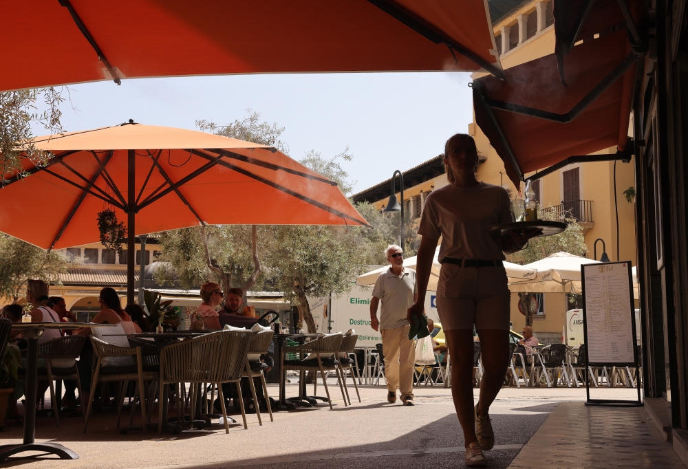 Water misters cool restaurant customers in Palma de Mallorca, Spain on July 18. (Photo by: Andrey Rudakov/Bloomberg)

