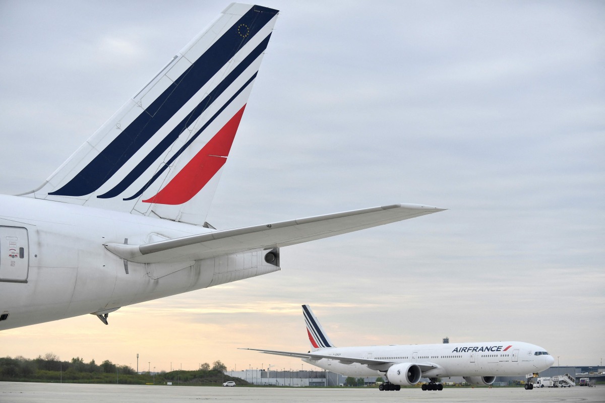 (FILES) An Air France planes arrives at Roissy-Charles-de-Gaulle airport in Roissy-en-France, near Paris, on April 26, 2023.  (Photo by JULIEN DE ROSA / AFP)