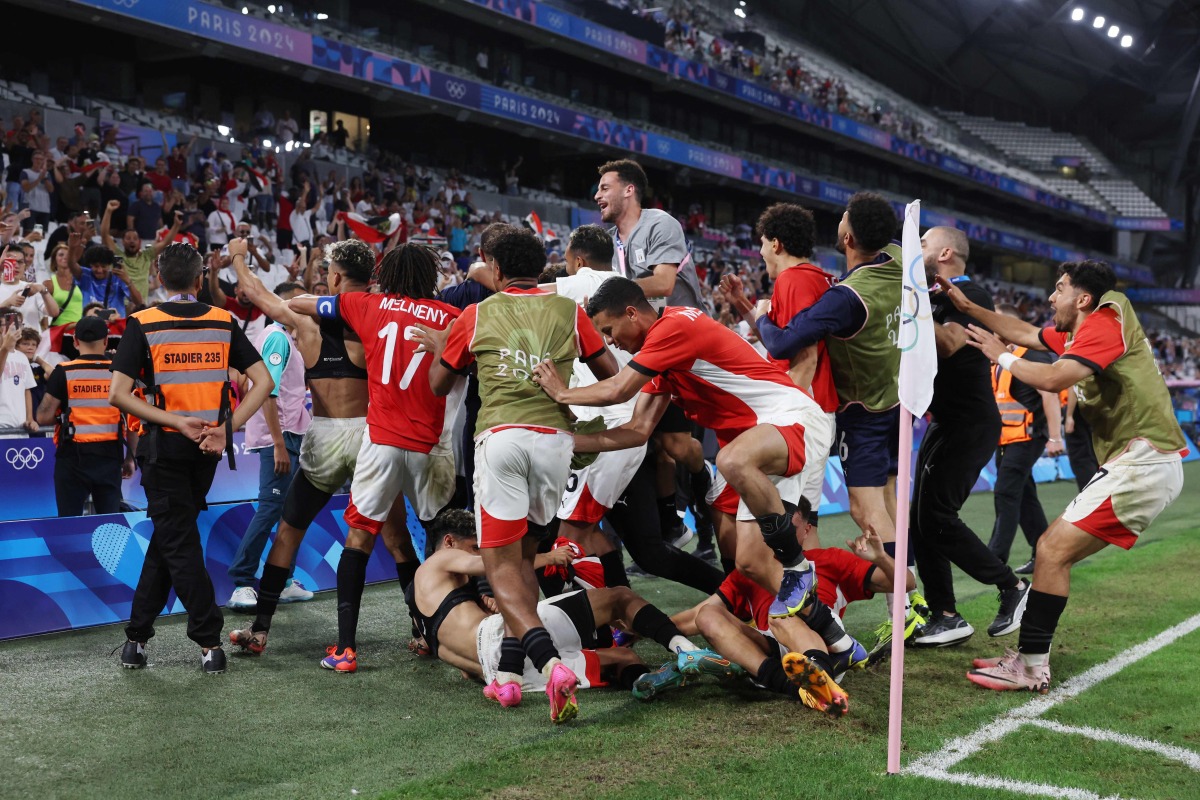  Egypt's players celebrate their victory in the men's quarter-final football match between Egypt and Paraguay during the Paris 2024 Olympic Games at the Marseille Stadium in Marseille on August 2, 2024. (Photo by Pascal GUYOT / AFP)
