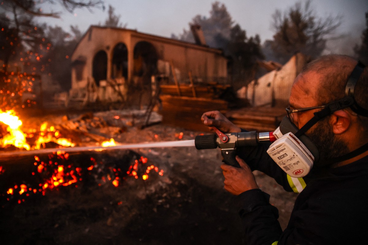 Volunteers attempt to extinguish a wildfire in Vrilissia, on the outskirts of Athens on August 12, 2024. Photo by Aris Oikonomou / AFP.