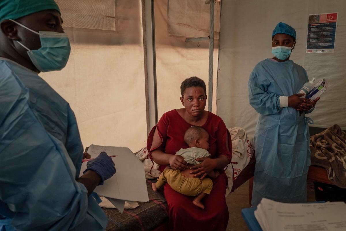 Health workers monitor Mpox patients at the Mpox treatment centre of the Nyiragongo general reference hospital, north of the city of Goma in the Democratic Republic of Congo, on August 16, 2024. Photo by GUERCHOM NDEBO / AFP.