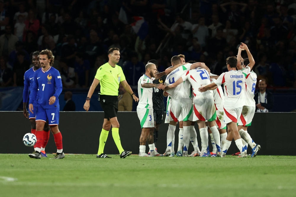 Italy's players celebrate the third goal during the UEFA Nations League Group A2 football match between France and Italy at the Parc des Princes in Paris on September 6, 2024. (Photo by Franck FIFE / AFP)