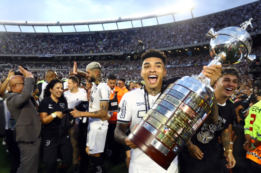 Botafogo's forward #99 Igor Jesus celebrates with the trophy after winning the Copa Libertadores final football match in Buenos Aires on November 30, 2024. (Photo by Alejandro Pagni / AFP)