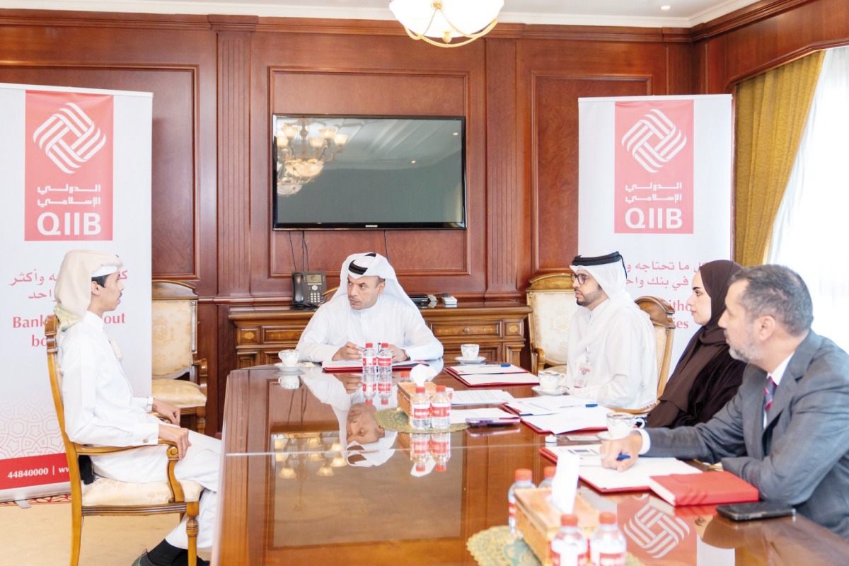 Ministry of Labour and QIIB officials with participants during the event.