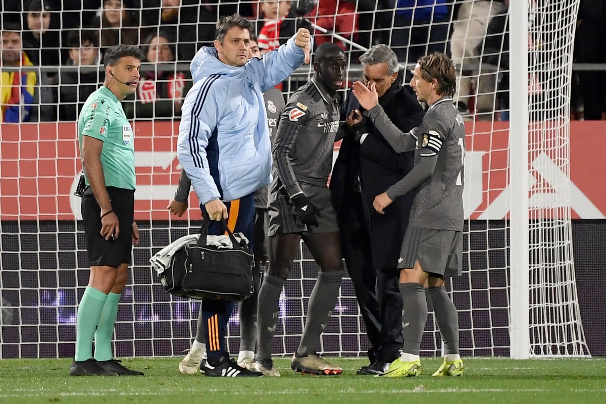 Real Madrid's French defender 23 Ferland Mendy (C) leaves the pitch after resulting injured during the Spanish league football match between Girona FC and Real Madrid CF at the Montilivi stadium in Girona on December 7, 2024. (Photo by Josep LAGO / AFP)
