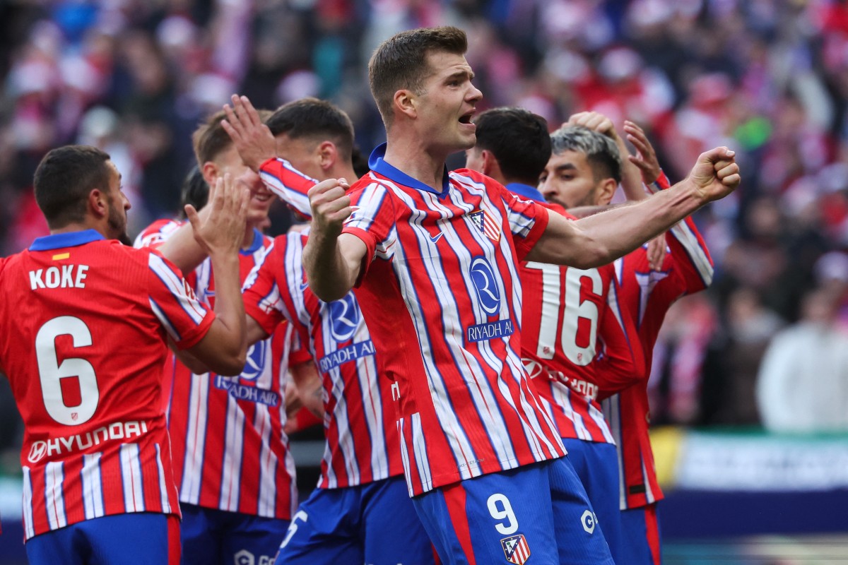Atletico Madrid's Norwegian forward #09 Alexander Sorloth (R) celebrates after scoring their first goal during the Spanish league football match between Club Atletico de Madrid and Getafe CF at the Metropolitano stadium in Madrid on December 15, 2024. Photo by Pierre-Philippe MARCOU / AFP.