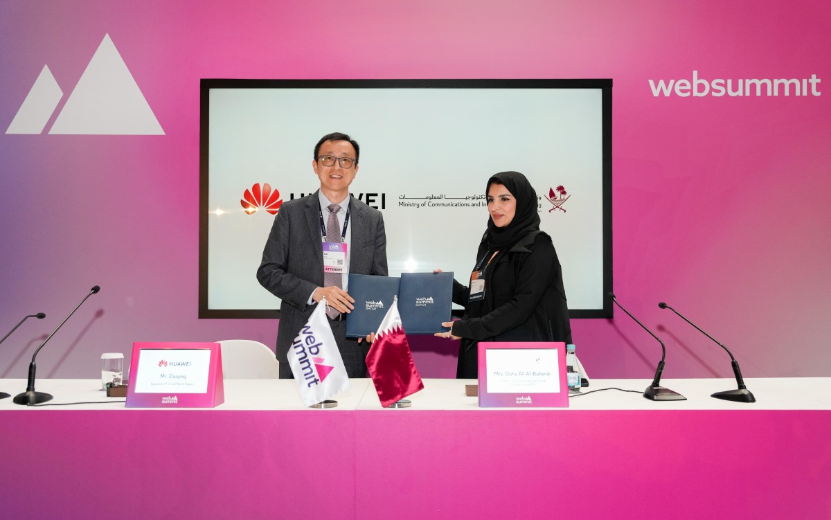 Director of the Digital Society and Digital Competencies Department at MCIT, Duha Al Buhendi and EVP Huawei Gulf North, Alex Dai.