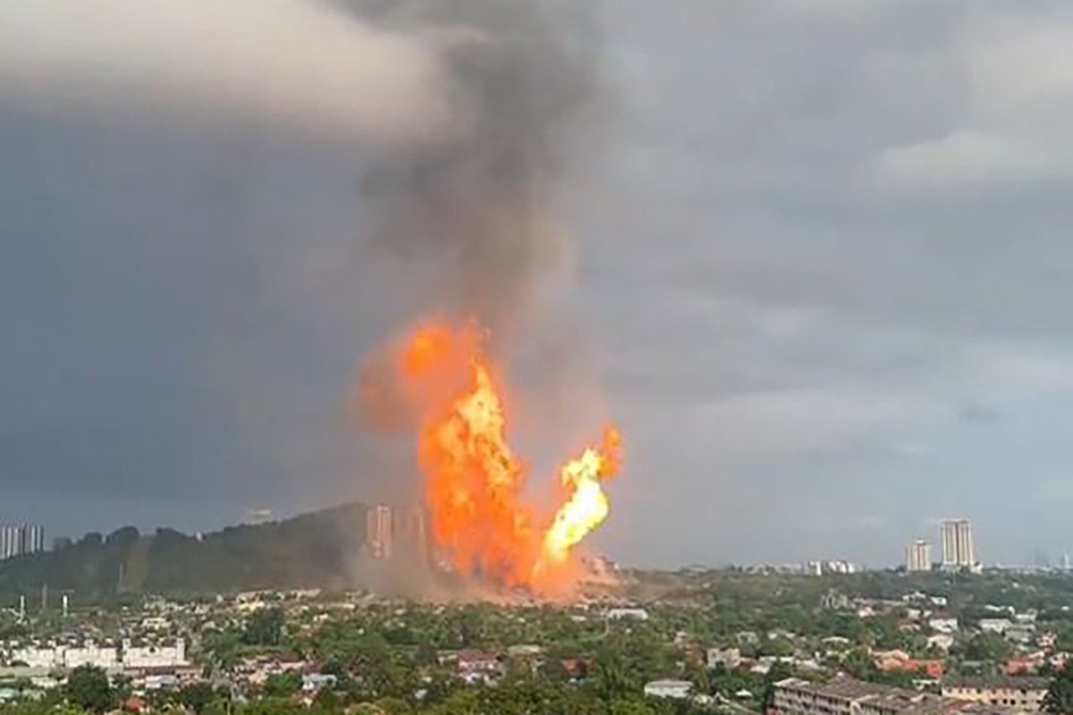 This frame grab taken from UGC video footage taken and posted by TikTok user @by_tharraa on the social media platform on April 1, 2025 shows a big fire in Putra Heights, near Kuala Lumpur. A massive fire forced people from their homes during Eid celebrations as it towered over residential districts on April 1 near the Malaysian capital Kuala Lumpur. Photo by Courtesy of Tiktok user @by_tharraa / AFP.