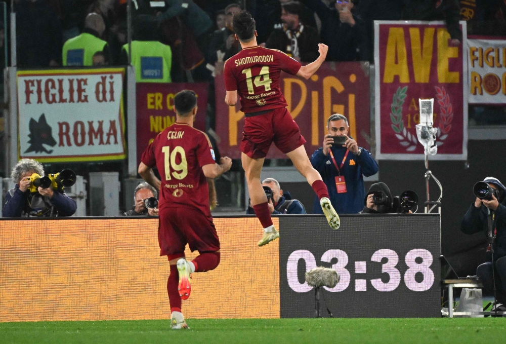 Roma's Uzbek forward #14 Eldor Shomurodov celebrates after scoring a goal during the Italian Serie A football match AS Roma vs Juventus at Olympic stadium in Rome on April 6, 2025. (Photo by Alberto Pizzoli / AFP)