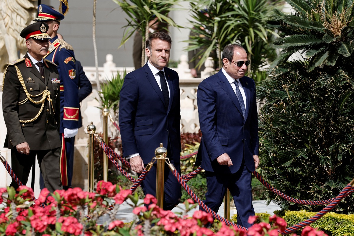 Egypt's President Abdel Fattah al-Sisi (R) walks with French President Emmanuel Macron during a welcome ceremony prior to their meeting at the Presidential Palace in Cairo on April 7, 2025. Photo by Benoit Tessier / POOL / AFP.