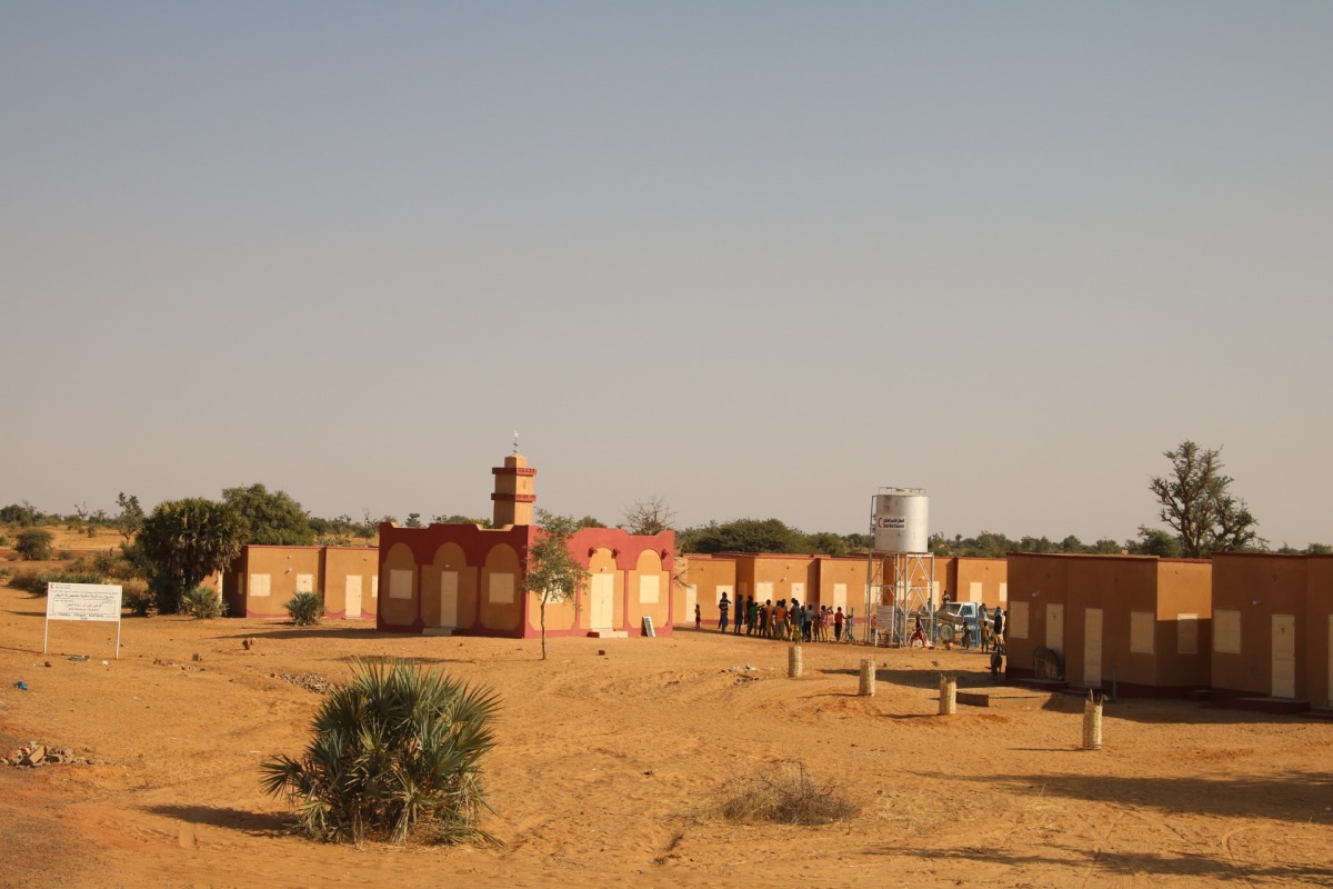 The QRCS in Niger recently handed over 25 social housing units to the recipient families in Koré Sania.
