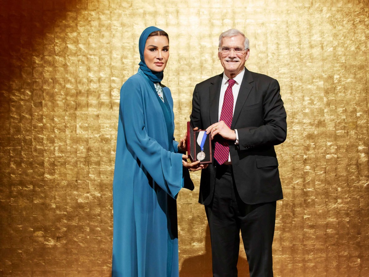 Chairperson of Qatar Foundation H H Sheikha Moza bint Nasser being presented with the Georgetown University President’s Medal by Georgetown University Interim President Robert M Groves.