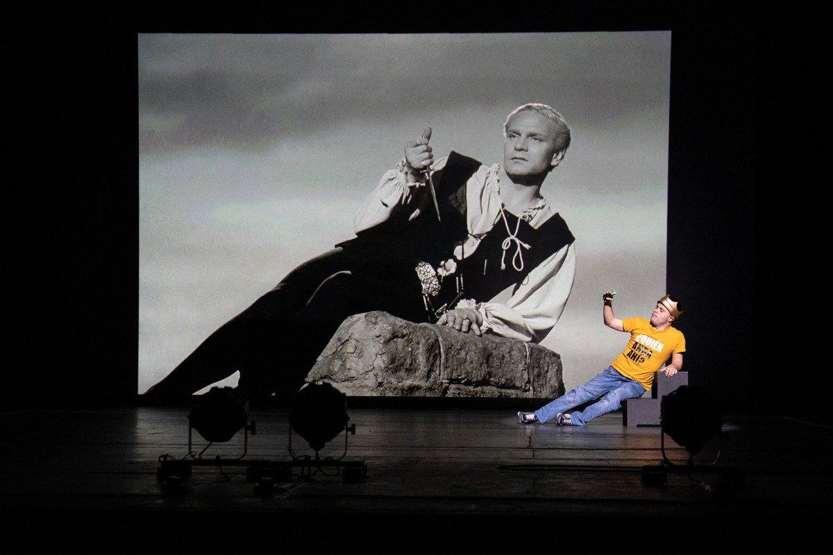 Jaime Cruz, a member of the Peruvian company Teatro La Plaza perform during a dress-rehearsal of their production 'Hamlet' at The Barbican Theatre in London, UK on April 24, 2025. (Photo by Niklas Halle'n / AFP) 
