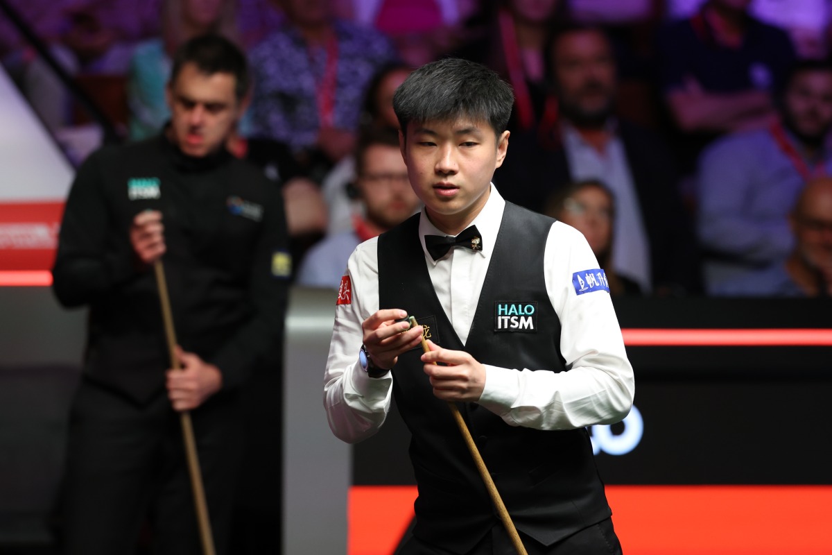 Zhao Xintong (R) and Ronnie O'Sullivan compete during the semifinal match between Ronnie O'Sullivan of England and Zhao Xintong of China at World Snooker Championship 2025 in Sheffield, Britain, May 2, 2025. (Photo by Zhai Zheng/Xinhua)
